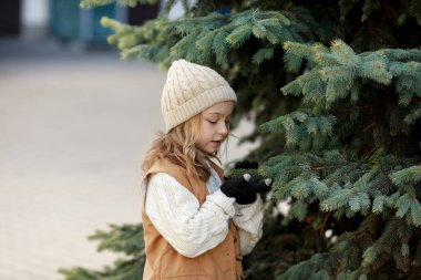 Sonbahar kıyafetleri içinde yürüyüşe çıkmış bir kız.