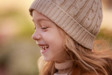 Sonbahar kıyafetleri içinde yürüyüşe çıkmış bir kız.