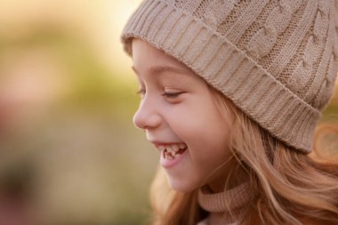 Sonbahar kıyafetleri içinde yürüyüşe çıkmış bir kız.