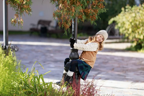 Mädchen Herbstkleidung Auf Einem Spaziergang — Stockfoto