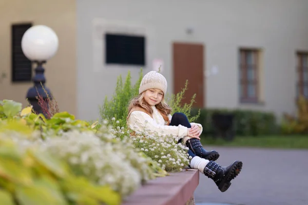 Girl Dressed Autumn Clothes Walk — Stock Photo, Image