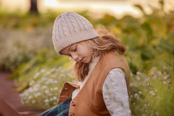 散歩中の秋の服を着た女の子 — ストック写真