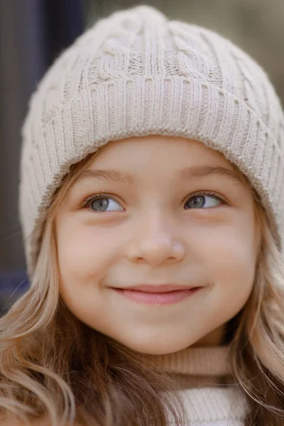 Girl Dressed Autumn Clothes Walk — Stock Photo, Image