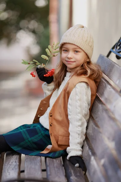 Menina Vestida Com Roupas Outono Passeio — Fotografia de Stock