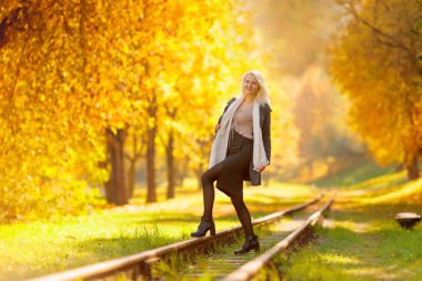 sarışın genç kadın parkta