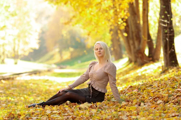 Junge Blonde Frau Park — Stockfoto