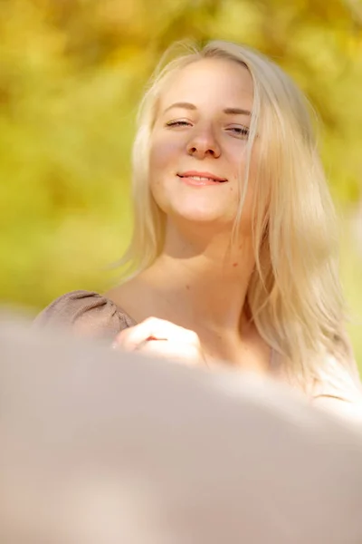 Jonge Blonde Vrouw Het Park — Stockfoto