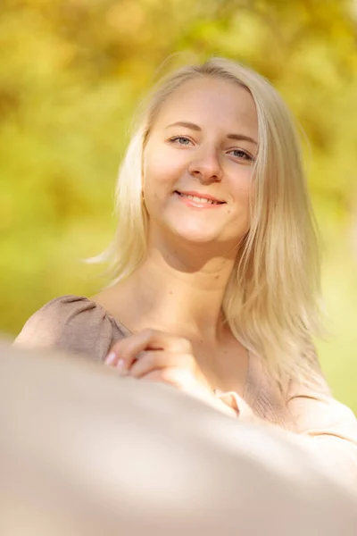 Junge Blonde Frau Park — Stockfoto