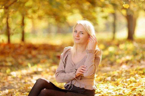 Jonge Blonde Vrouw Het Park — Stockfoto
