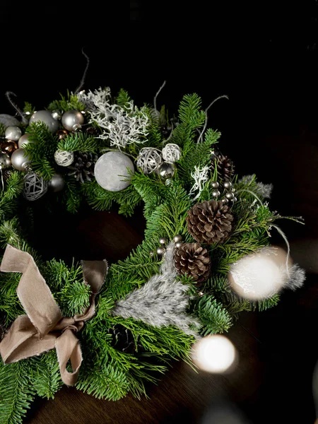 自然の枝 ノビリスのモミや乾燥植物 とクリスマスボールで作られたクリスマスの花輪 — ストック写真