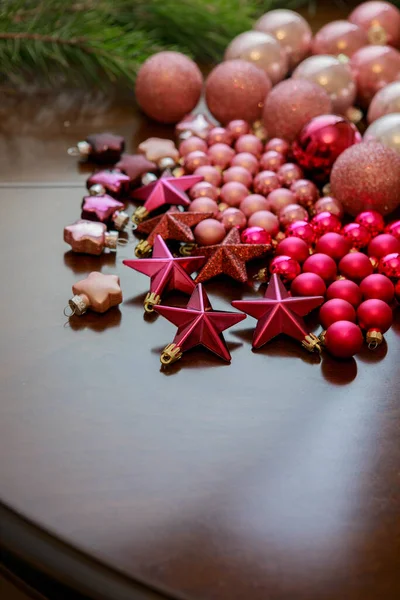 Pembe Küçük Büyük Noel Topları — Stok fotoğraf