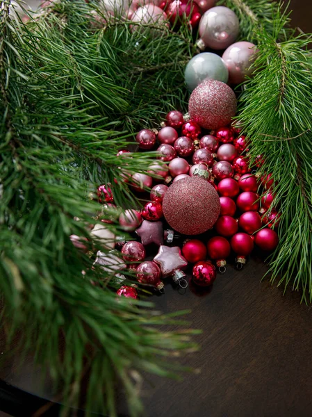 ピンクの小さくて大きなクリスマスボール — ストック写真