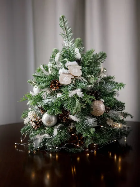 Weihnachtsbaum Aus Natürlichen Zweigen Und Weihnachtskugeln Auf Einem Hölzernen Tischhintergrund — Stockfoto