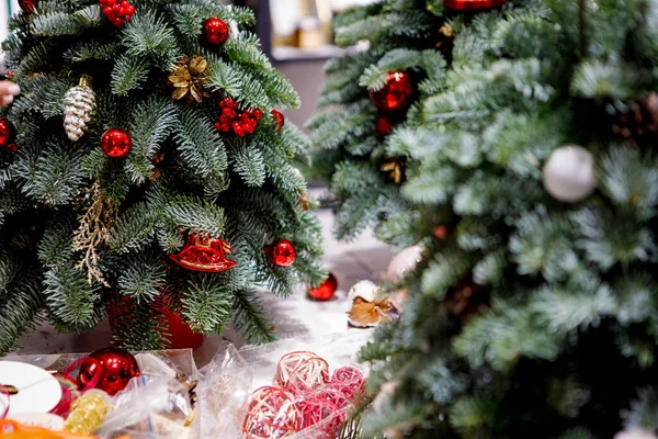 Malé Jedle Zdobené Míčky Vánoční Stromečky — Stock fotografie