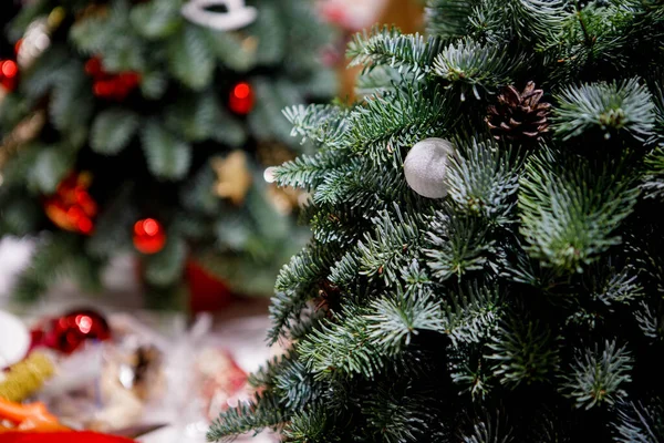 Kleine Tannen Mit Kugeln Und Christbaumschmuck Geschmückt — Stockfoto