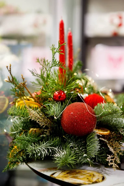 Елементи Різдвяного Декору Крупним Планом Різдвяний Вінок Свічками Прикрашеними Кульками — стокове фото