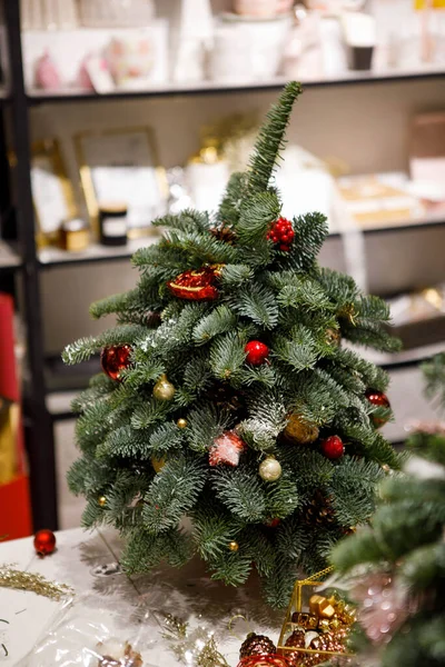 ボールやクリスマスツリーの装飾で飾られた小さな会社 — ストック写真