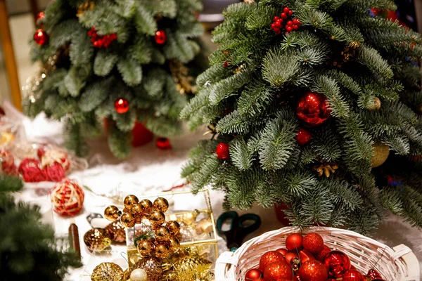 Piccoli Abeti Decorati Con Palline Decorazioni Dell Albero Natale Foto Stock Royalty Free