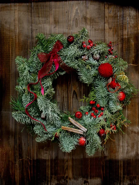 Corona Navidad Gama Colores Rojo Está Sobre Fondo Madera Oscura — Foto de Stock