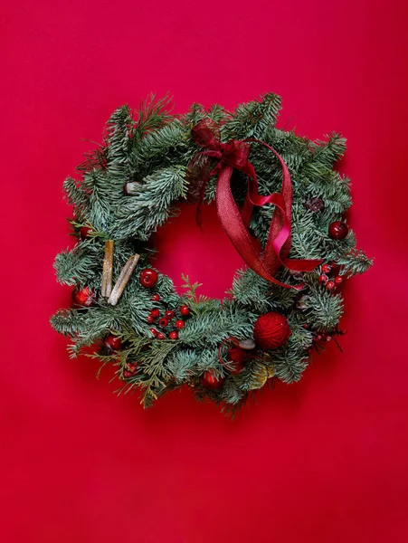 Uma Grinalda Natal Cor Vermelha Está Fundo Papel Bordô Texturizado — Fotografia de Stock