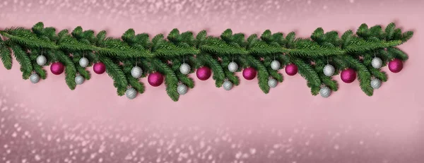 ピンクの背景にトウヒの枝とクリスマスボール — ストック写真