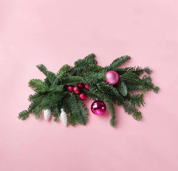 Різдвяна Флористична Композиція Природних Ялинових Гілок Nobilis Fir Рожевих Різдвяних Стокове Зображення