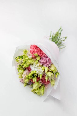 Beyaz arka planda el işi kağıdında gül buketi