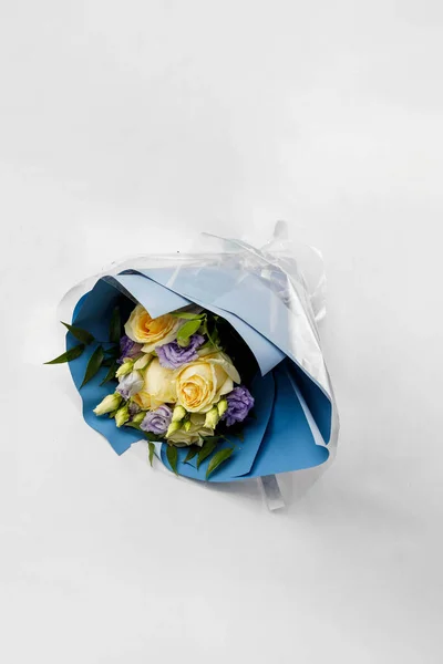 白い背景のクラフト紙にバラの花束 — ストック写真