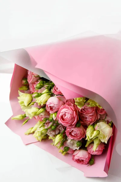 Bouquet Rose Rosa Involucro Carta Vicino — Foto Stock