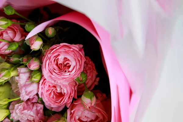 Buquê Rosas Rosa Papel Embrulhar Perto — Fotografia de Stock