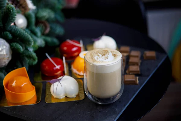 Cappuccino Snoepjes Mousse Cakes Van Verschillende Vormen Kleuren Stukjes Chocolade — Stockfoto