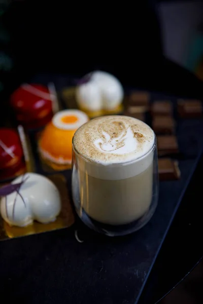 Cappuccino Sladkosti Pěnové Koláčky Různých Tvarů Barev Kousky Čokolády Smrkové Stock Snímky