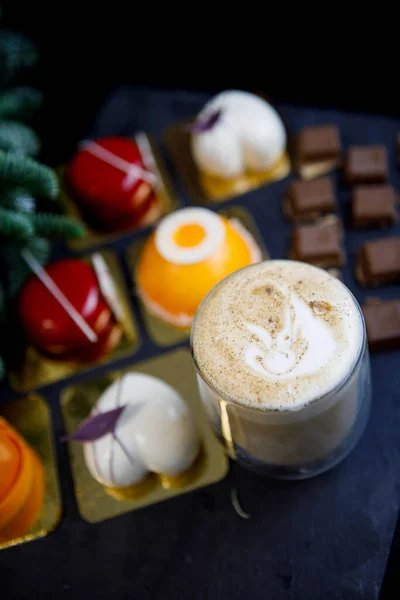 Cappuccino Édességek Különböző Formájú Színű Habos Sütemények Csokoládé Darabok Karácsonyra Stock Kép
