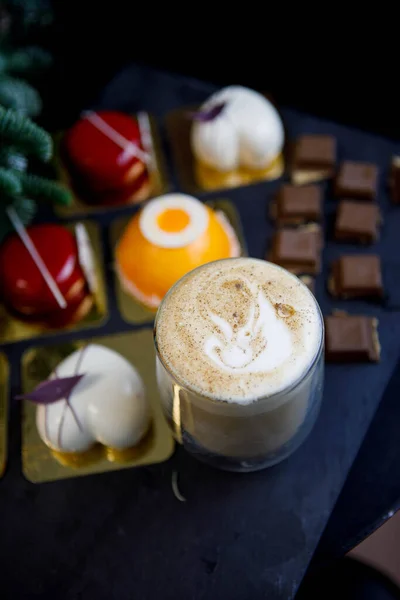 Cappuccino Snoepjes Mousse Cakes Van Verschillende Vormen Kleuren Stukjes Chocolade Rechtenvrije Stockafbeeldingen