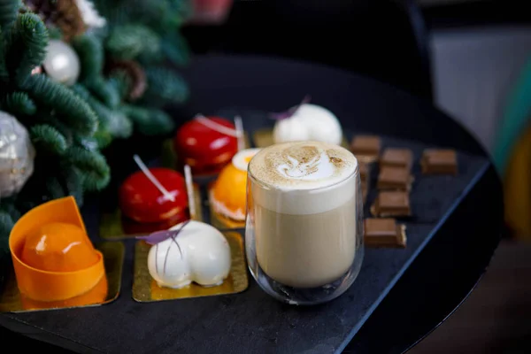 Cappuccino Snoepjes Mousse Cakes Van Verschillende Vormen Kleuren Stukjes Chocolade Stockfoto