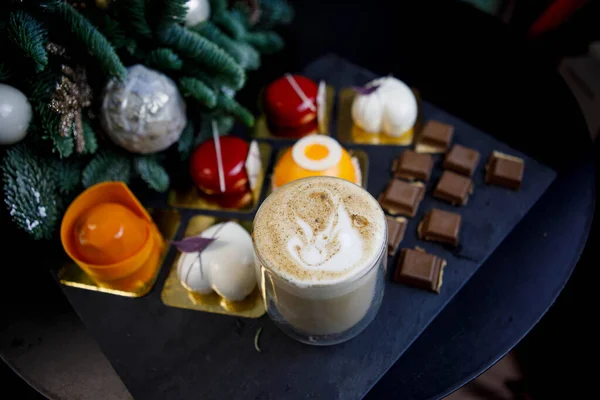 Cappuccino Édességek Különböző Formájú Színű Habos Sütemények Csokoládé Darabok Karácsonyra Jogdíjmentes Stock Képek