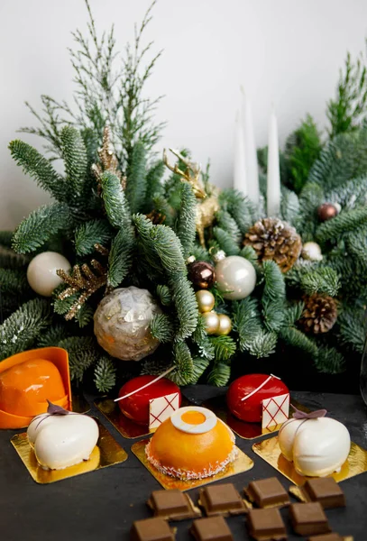 케이크 초컬릿 조각들이 크리스마스를 장식된 가문비나무 가지들 배경에 로열티 프리 스톡 이미지