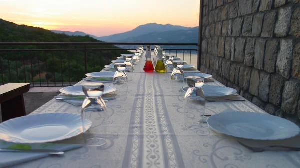 Configuração de mesa para festa ao ar livre — Fotografia de Stock