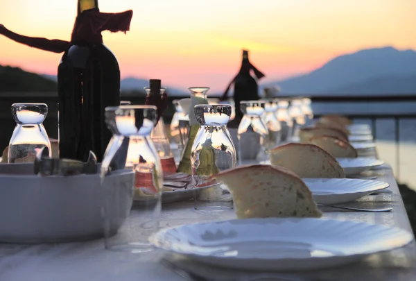 Configuração de mesa para festa ao ar livre — Fotografia de Stock