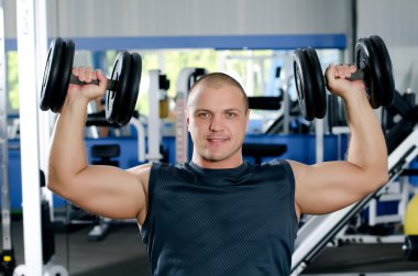 Spor kulübünde dambılı bir adam.