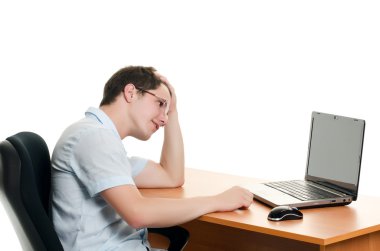 bilgisayar ile bir masanın arkasında işadamı