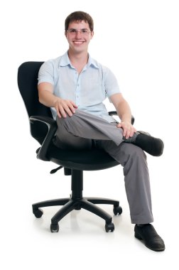 işadamı bir koltukta oturur