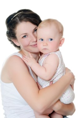 Mutlu anne ve bebek beyazın üstünde