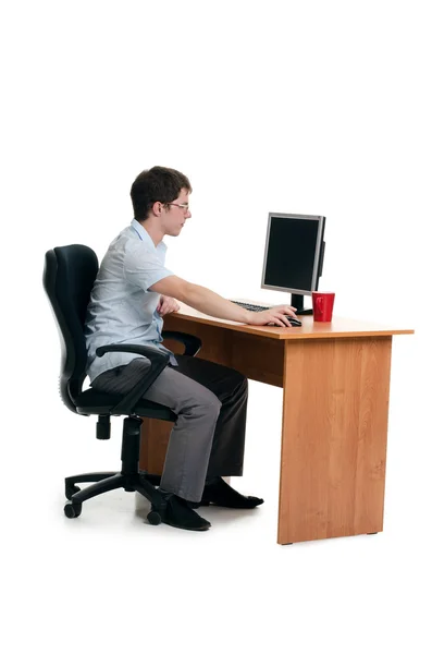 Der Geschäftsmann hinter einem Tisch mit dem Computer — Stockfoto
