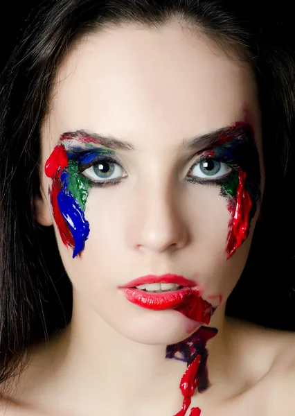 La bella donna con una vernice sul viso — Foto Stock