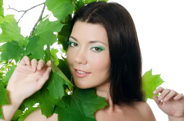 Mulher bonita com folhas verdes de primavera — Fotografia de Stock