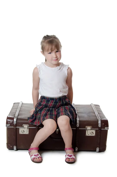 La petite fille sur les vieilles valises — Photo