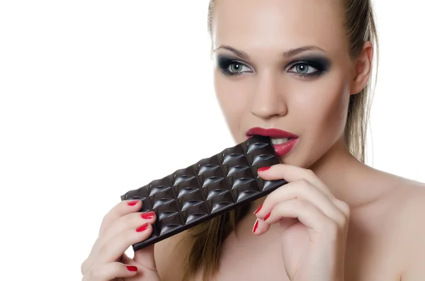 Het meisje met een chocolade bar — Stockfoto