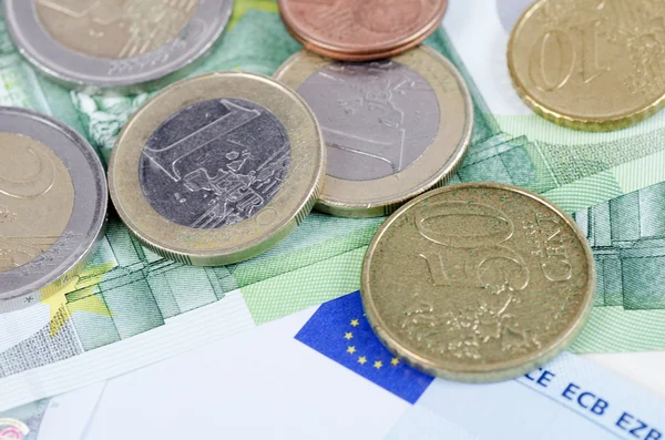 Varie banconote e monete in euro — Foto Stock
