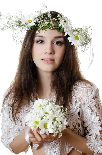 Porträt des schönen Mädchens mit Blumen im Haar — Stockfoto